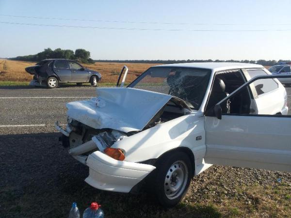 Вблизи Ставрополя автоледи на легковушке спровоцировала аварию